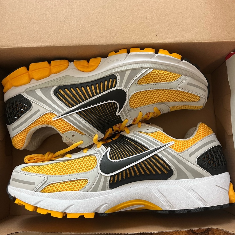 Nike Men's Yellow and Black Running Shoes